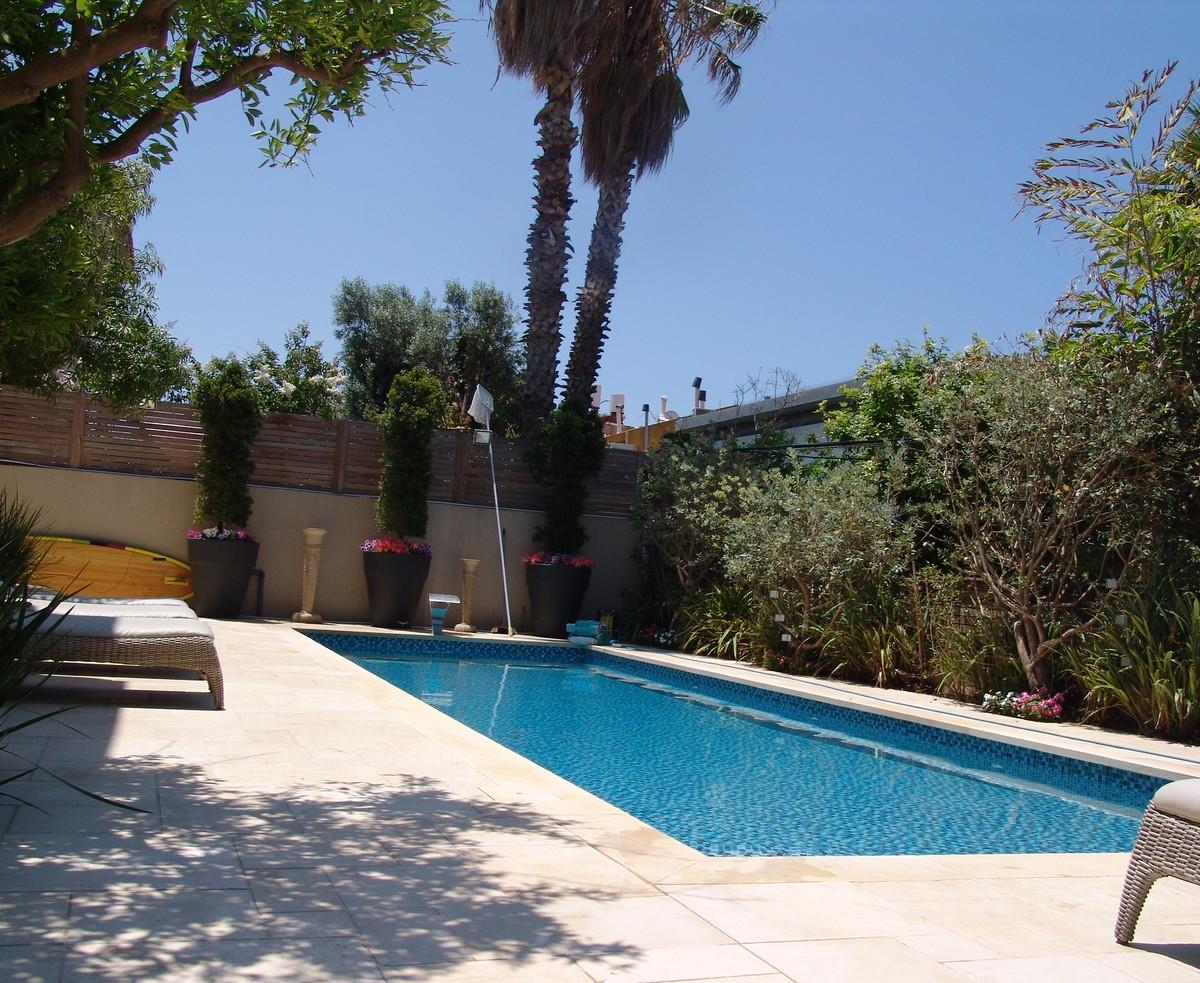 Domaine méditerranéen - bassin de pierre et bougainvilliers - Herzliya Pituach - photo 1
